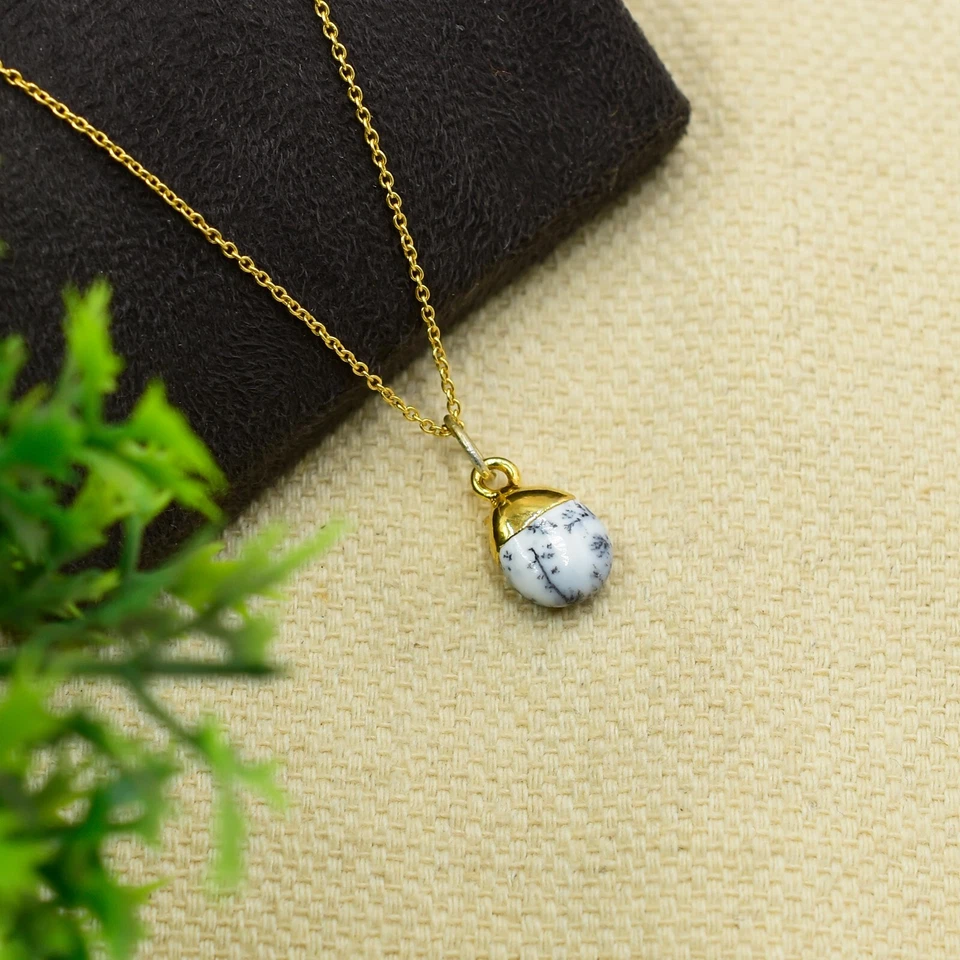 Colgante hecho a mano de latón chapado en oro de 18 quilates con cuentas de ópalo de dendrita natural Foto 1 de 1