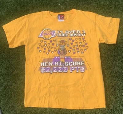 Kobe Bryant Lakers Player 1 Hi Score 30,000 Points #24 Pixel Art T-Shirt Youth L - Image 1 of 4