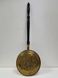 Vintage - 11" Messing Taverne Szene Bettwärmer - 34"  - Bild 1 von 9