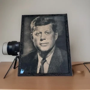 Cadre ancien John F. Kennedy 4x5 noir et blanc dans une médaille années 60 - Photo 1/12