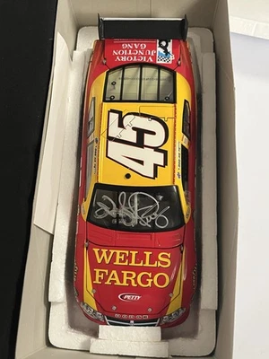 Firmado Kyle Petty 45 Wells Fargo 2007 Avenger COT 1/24 NASCAR Die Cast Modelo Foto 1 de 4