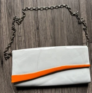 Retro 60er Jahre weiß & orange Lack Kunstleder Clutch Tasche mit Schulterriemen - Bild 1 von 9
