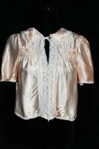 VINTAGE FRENCH 1940'S PEACH RAYON SATIN BED JACKET WITH LACE TRIM SIZE SMALL - Picture 1 of 1