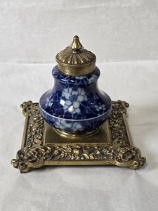 Antikes viktorianisches Blumen blau und weiß Porzellan/Messing Tintenfass - Bild 1 von 15
