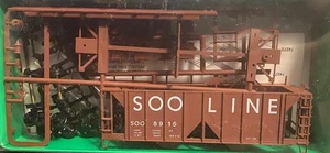 Bowser HO - 70 Ton 2 Bay Covered Hopper SOO Line 8915 - 55669 - CL - Picture 1 of 2