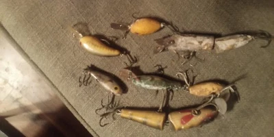 Lote de 7 señuelos de pesca de madera vintage, pintados a mano, hechos a mano Foto 1 de 4