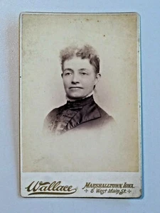 Early Cabinet Card Photo Older Woman with Hair Pulled Up Marshalltown Iowa A289 - Foto 1 di 3