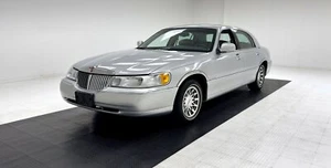 2000 Lincoln Town Car Signature Series Sedan - Picture 1 of 12