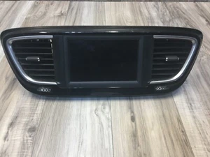 Chrysler Pacifica 2018 pantalla táctil pantalla de radio AM FM con receptor P68331626AD - Imagen 1 de 10