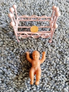 Vintage rosa Metall Spielzeug Krippe und Gummi Miniatur Baby - Bild 1 von 13