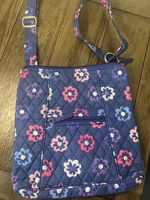 Bandolera Vera Bradley Hipster Ellie Flores Acolchada Cuero Acentos Usada en Excelente Condición Foto 1 de 4
