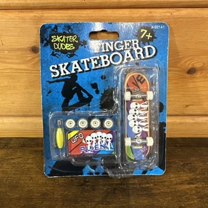 Skater Dudes Figure Skateboard UFO Alien - Picture 1 of 2