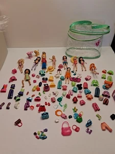 Grande lotto di bambole Polly Pocket, vestiti e accessori con borsa per il trasporto 75+pz - Foto 1 di 17