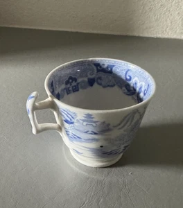Antigua taza de té/café con patrón de sauce azul del siglo XIX de 2 3/4"" - Imagen 1 de 8