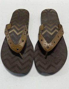 Clarks Womens Size 8 Flip Flop Thong Sandals Tan Studs Comfy Summer Casual Cute - Picture 1 of 14