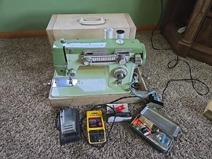 Vtg FLEETWOOD ZIG-ZAG Deluxe Premier Green SEWING MACHINE Made In JAPAN W/ Extra - Picture 1 of 18