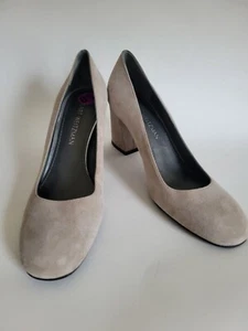 Stuart Weitzman Mary beige Wildleder Blockabsatz Gr. 8 1/2 Pumps neu Karriere Slipper - Bild 1 von 8