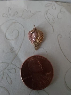 Pingente de folhas de uva de ouro 10K Black Hills apenas charme, centavo não incluído - Imagem 1 de 4