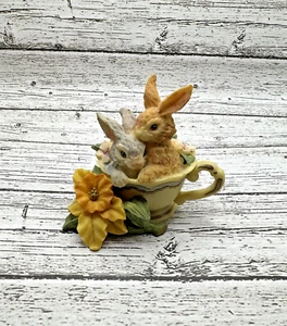 Vintage Paar Hasen Kaninchen Paar in Teetasse mit Blumen Harz Figur 4"T - Bild 1 von 5