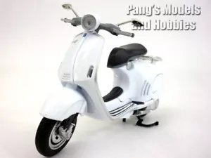 Vespa 946 1/12 Scale Die-cast Metal Model by NewRay - White - Picture 1 of 5