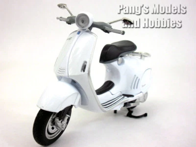 Vespa 946 1/12 Scale Die-cast Metal Model by NewRay - White - Image 1 of 4