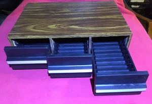 Three Drawer, 36 Audio Cassette Tape Storage Box. Faux Wood, Excellent Condition - Foto 1 di 6