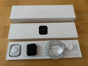 Apple Watch Series 6 – 44 mm – Space Grau Aluminium – GPS + zusätz. Lederarmband - Bild 1 von 8