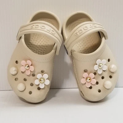 Berloque Crocs infantil clássico leve tamanco amigável à água bege tamanho C 5 - Imagem 1 de 4
