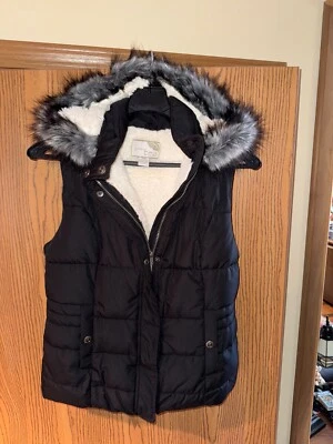 Chaleco acolchado de té verde con bolsillos capucha extraíble talla M negro forrado sherpa Foto 1 de 3