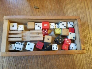 26 dados surtidos de plástico de madera rojo blanco negro varios tamaños y desgaste - Imagen 1 de 2