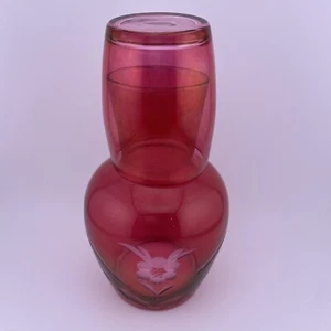 Jarra de agua vintage de vidrio parpadeado de arándano y vidrio grabado floral - Imagen 1 de 12