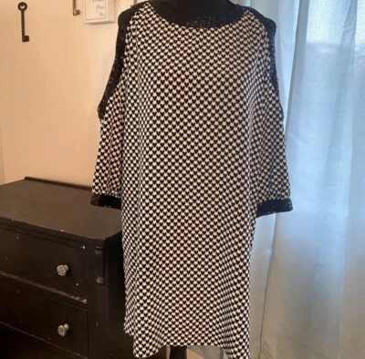 Hazel, Black Hearts 🖤 挖� 露肩亮片裙,L 码 — 第 1/4 张图片