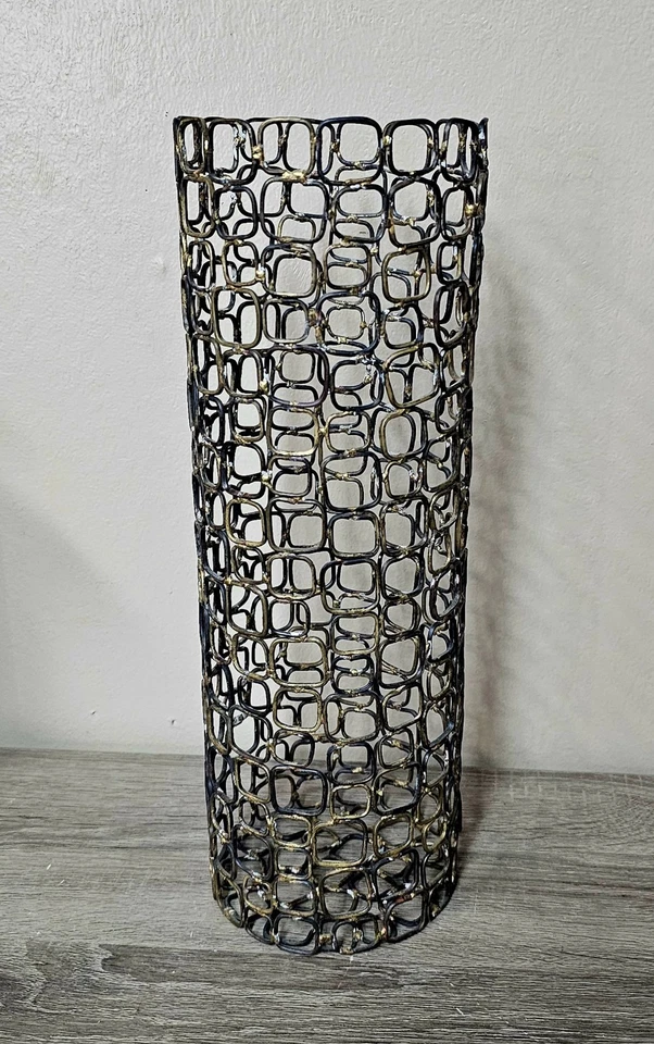 Candelabro de alambre de metal marrón oscuro con detalles dorados 14,5" de alto Foto 1 de 4