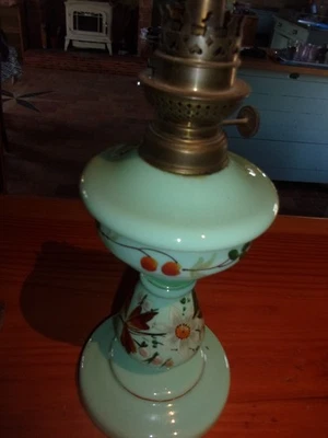 Ancienne Lampe à pétrole en opaline - Photo 1/4