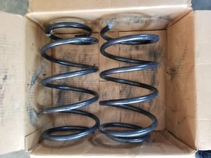 Moog 80904 Coil Spring Set of two springs - Picture 1 of 4