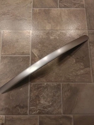 Manija de puerta para lavavajillas KitchenAid modelo KUDC03FVSS3 W10195738A Foto 1 de 3