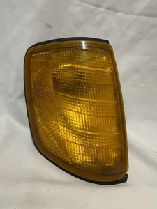 Luz de giro de señal derecha Mercedes-Benz W124 300E E420 E320 1987 a 1993 - Imagen 1 de 8