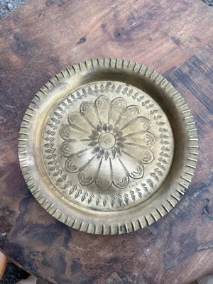 Hermoso plato floral redondo antiguo de latón tallado a mano de la década de 1890 Foto 1 de 4
