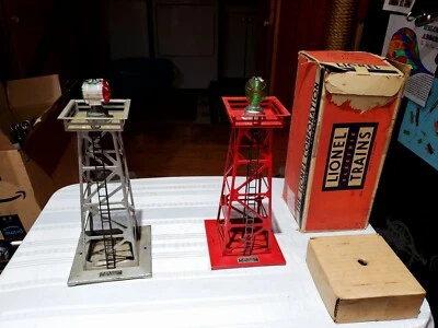 LIONEL POSTWAR 394 ROTATING BEACON,S - Image 1 of 4