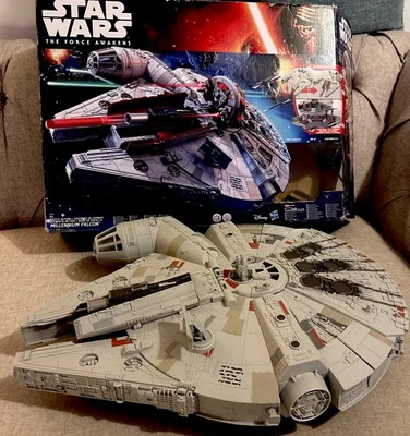 STAR WARS: FORCE AWAKENS - BATTLE ACTION MILLENNIUM  FALCON WITH FIGURES  - Image 1 of 3