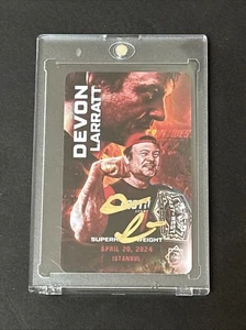 🔥DEVON LARRATT🔥ESTE vs WEST 12 TINTA DORADA Tarjeta Firmada Lucha de Brazos con UN TOQUE - Imagen 1 de 2