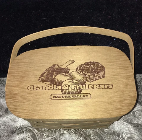 Vintage bamboo nature valley granola picnic basket. 1 Handle.  10x7” Cover