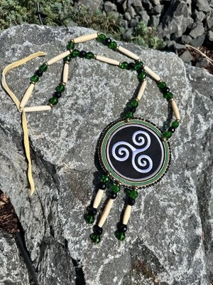 Celtic Triskelion项链串珠奖章爱尔兰苏格兰威尔士绘画 — 第 1/2 张图片