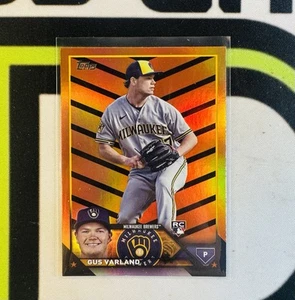 Aggiornamento Topps 2023 Halloween arancione e lamina nera #US241 Gus Varland RC Rookie - Foto 1 di 1
