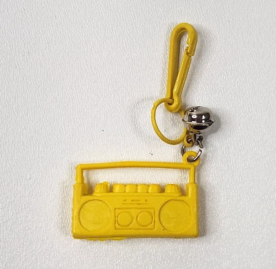 Radio portátil con dije de campana de plástico vintage de los años 80 para collar de los años 80 Foto 1 de 4