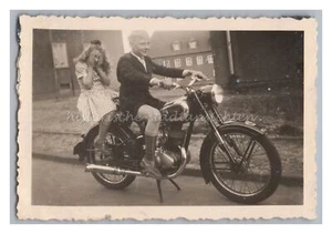 Schönes Foto von Mädchen & Jungen auf Motorrad TRIUMPH - Altes Foto - Picture 1 of 2