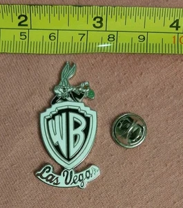 Vintage 1994 Warner Bros Las Vegas Logo Bugs Bunny Souvenir Anstecknadel - Bild 1 von 3