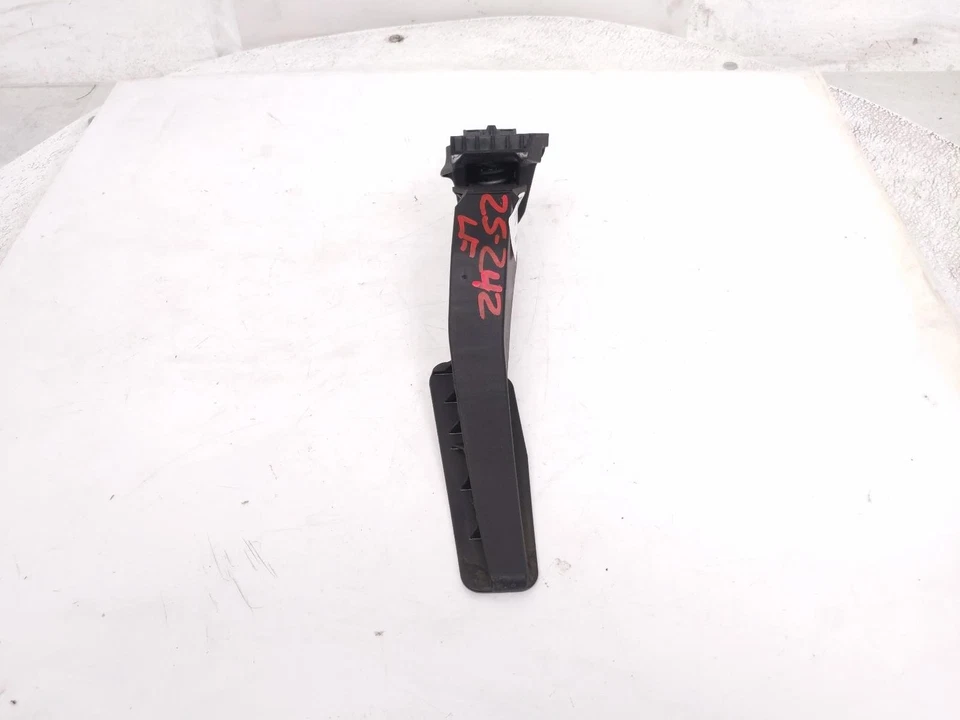 2017-2025 Chrysler Pacifica Gas Accelerator Pedal 4581677Ab - Image 1 of 4