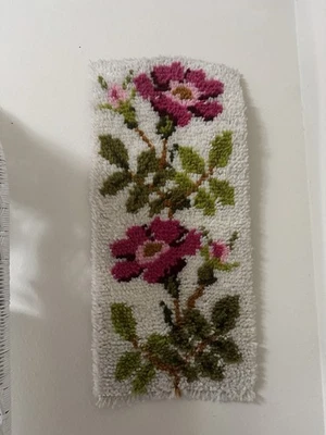 Alfombra acolchada floral vintage colgante de pared tapiz gancho de cierre años 70 boho hecha a mano Foto 1 de 4