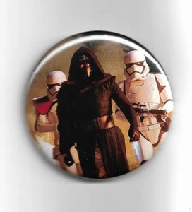 Star Wars Das Erwachen der Macht Kylo Ren Adam Driver Pin Rückseite 2" Movie Button #2 - Bild 1 von 2
